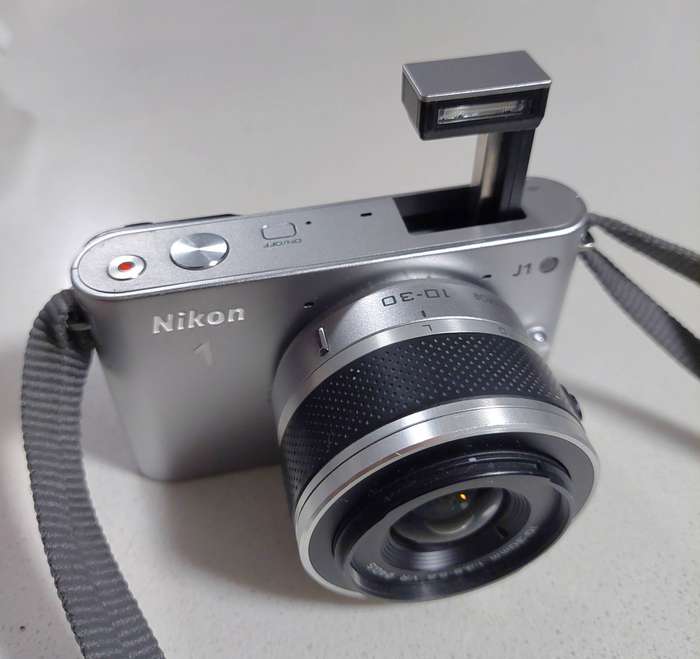 Nikon mirrorless digital camera J1 (10 m/pixel, hybrid auto focus, Full HD video recording)