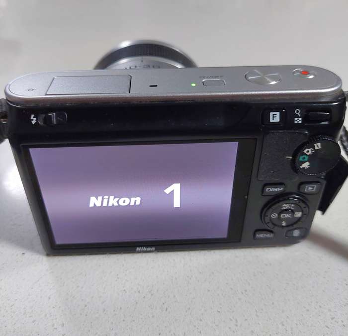 Nikon mirrorless digital camera J1 (10 m/pixel, hybrid auto focus, Full HD video recording)