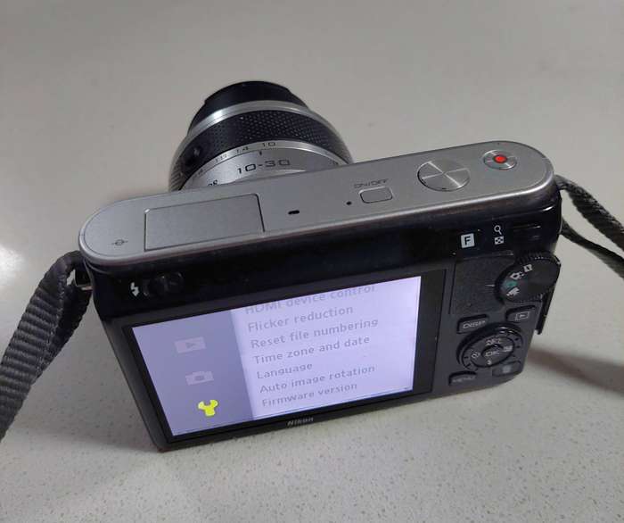 Nikon mirrorless digital camera J1 (10 m/pixel, hybrid auto focus, Full HD video recording)