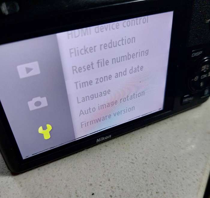 Nikon mirrorless digital camera J1 (10 m/pixel, hybrid auto focus, Full HD video recording)