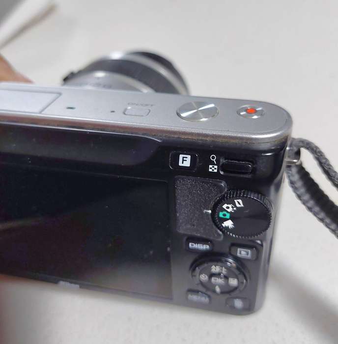 Nikon mirrorless digital camera J1 (10 m/pixel, hybrid auto focus, Full HD video recording)