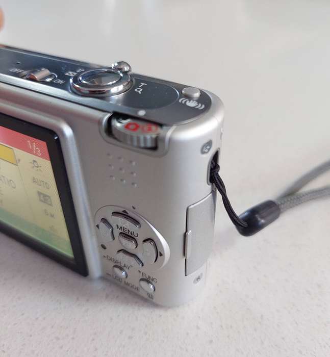 Panasonic Lumix digital camera DMC-FX10  (6.0 m/pixel, 3 x optical zoom, video recording)
