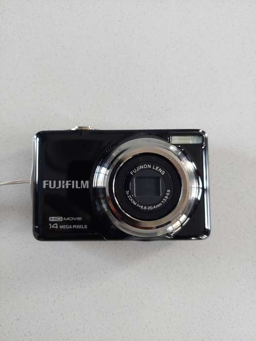 FujiFilm FinePix digital camera JV500 (14 m/pixel, 3 x optical zoom, HD video recording)