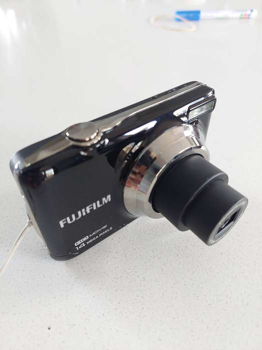 FujiFilm FinePix digital camera JV500 (14 m/pixel, 3 x optical zoom, HD video recording)