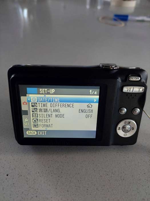 FujiFilm FinePix digital camera JV500 (14 m/pixel, 3 x optical zoom, HD video recording)