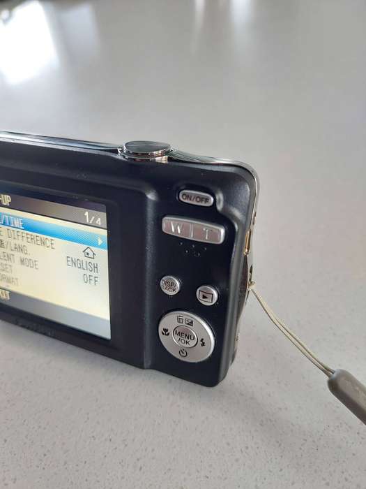 FujiFilm FinePix digital camera JV500 (14 m/pixel, 3 x optical zoom, HD video recording)