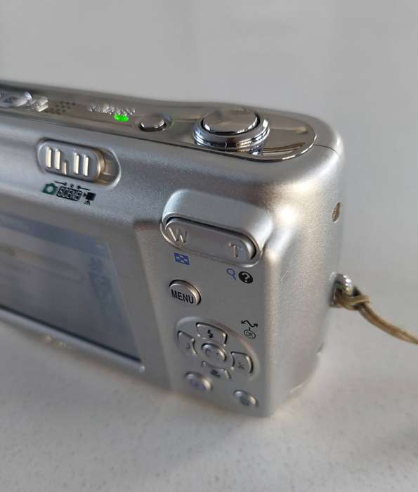 Nikon CoolPix digital camera L5  (7.2 m/pixel, 5 x optical zoom, video recording)