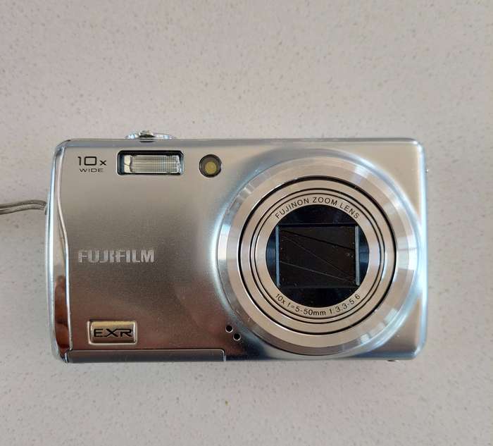 FujiFilm FinePix digital camera F70 EXR  (10 m/pixel, 10 x optical zoom, video recording)
