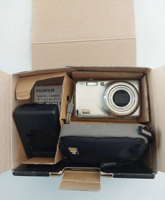 FujiFilm FinePix digital camera F70 EXR  (10 m/pixel, 10 x optical zoom, video recording)
