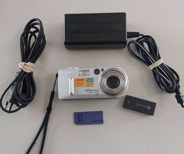 Sony Cybershot digital camera DSC-P7  (3.2 m/pixel, 3 x optical zoom, video recording)