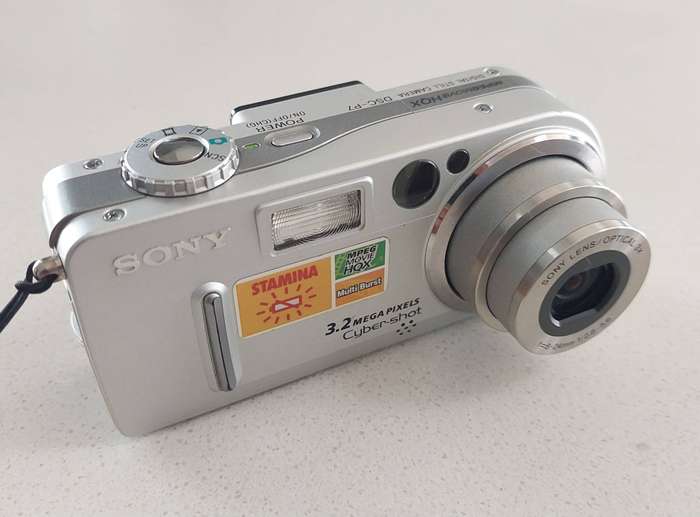 Sony Cybershot digital camera DSC-P7  (3.2 m/pixel, 3 x optical zoom, video recording)