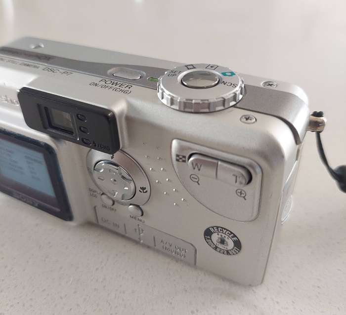 Sony Cybershot digital camera DSC-P7  (3.2 m/pixel, 3 x optical zoom, video recording)