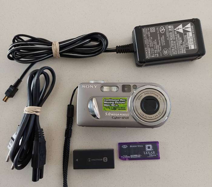Sony Cybershot digital camera DSC-P10  (5.0 m/pixel, 3 x optical zoom, video recording)