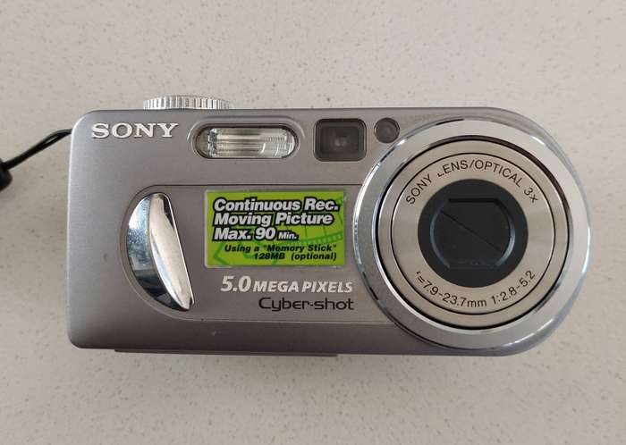 Sony Cybershot digital camera DSC-P10  (5.0 m/pixel, 3 x optical zoom, video recording)