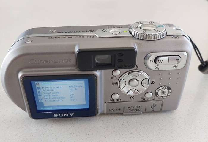 Sony Cybershot digital camera DSC-P10  (5.0 m/pixel, 3 x optical zoom, video recording)