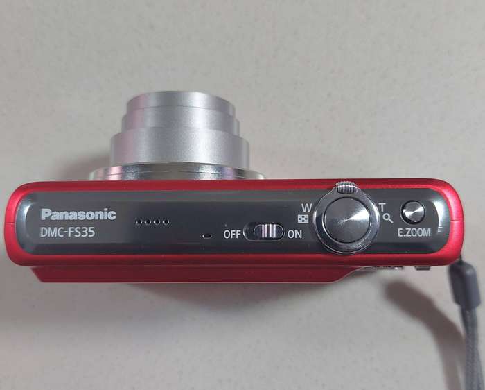 Panasonic Lumix digital camera DMC-FS35  (16 m/pixel, 8 x optical zoom, HD video recording)