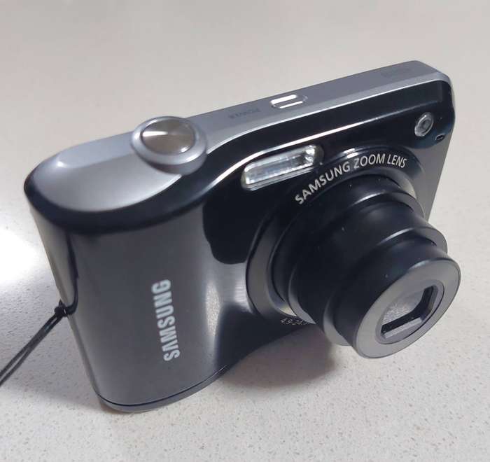 Samsung digital camera ES28 (12.2 m/pixel, 5 x optical zoom, video recording)