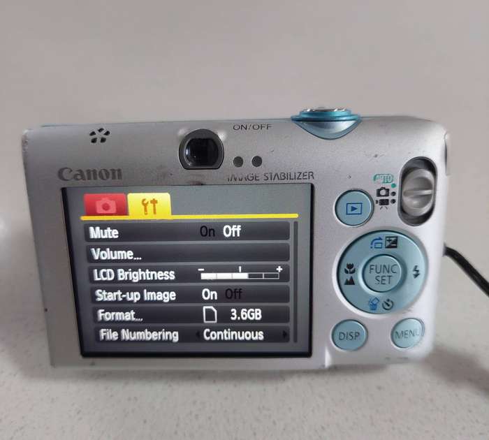 Canon IXUS digital camera 95 IS (10 m/pixel, 3 optical zoom, video recording)
