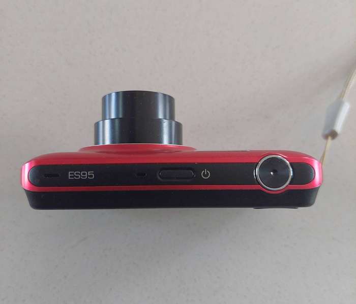 Samsung digital camera ES95 (16.2 m/pixel, 5 x optical zoom, HD video recording)