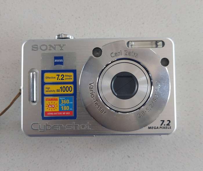 Sony Cybershot digital camera DSC-W70 (7.2 m/pixel, 3 x optical zoom, video recording)