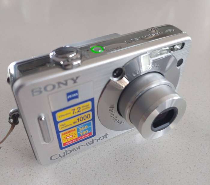 Sony Cybershot digital camera DSC-W70 (7.2 m/pixel, 3 x optical zoom, video recording)