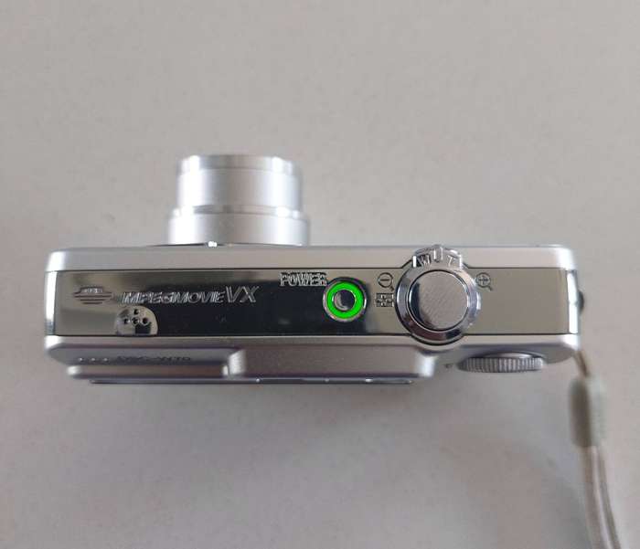 Sony Cybershot digital camera DSC-W70 (7.2 m/pixel, 3 x optical zoom, video recording)