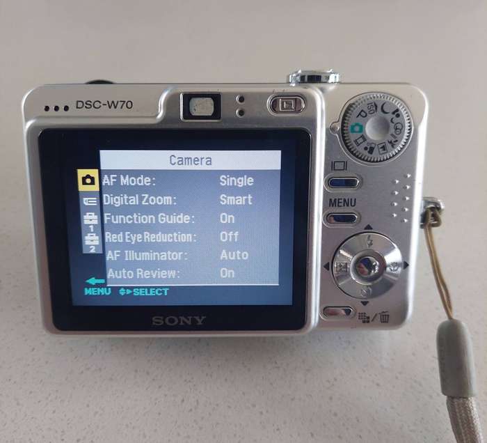 Sony Cybershot digital camera DSC-W70 (7.2 m/pixel, 3 x optical zoom, video recording)