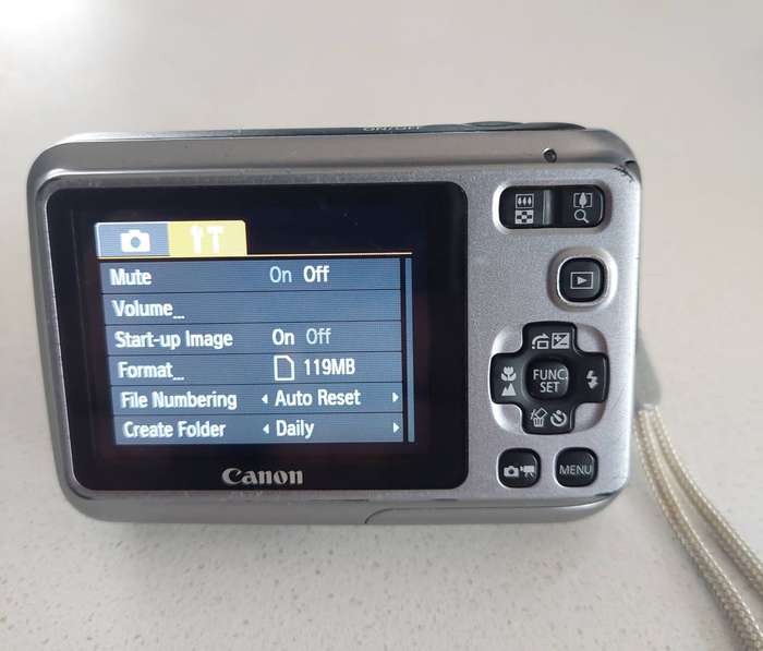 Canon PowerShot digital camera A490 (10 m/pixel, 3.3 x optical zoom, video recording)