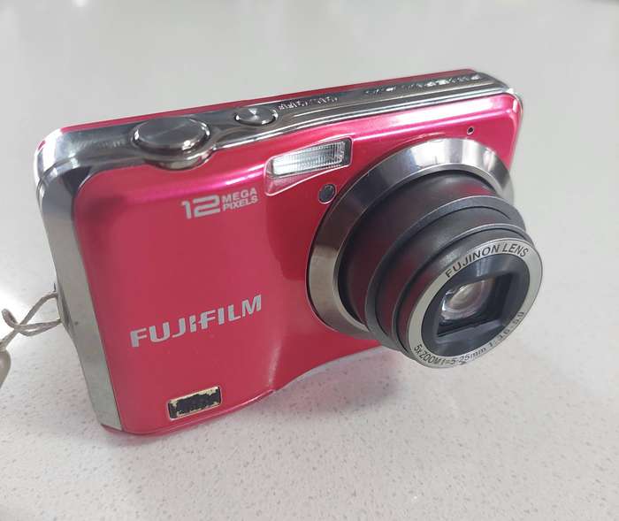 FujiFilm FinePix digital camera AX200 (12 m/pixel, 5 x optical zoom, HD video recording)