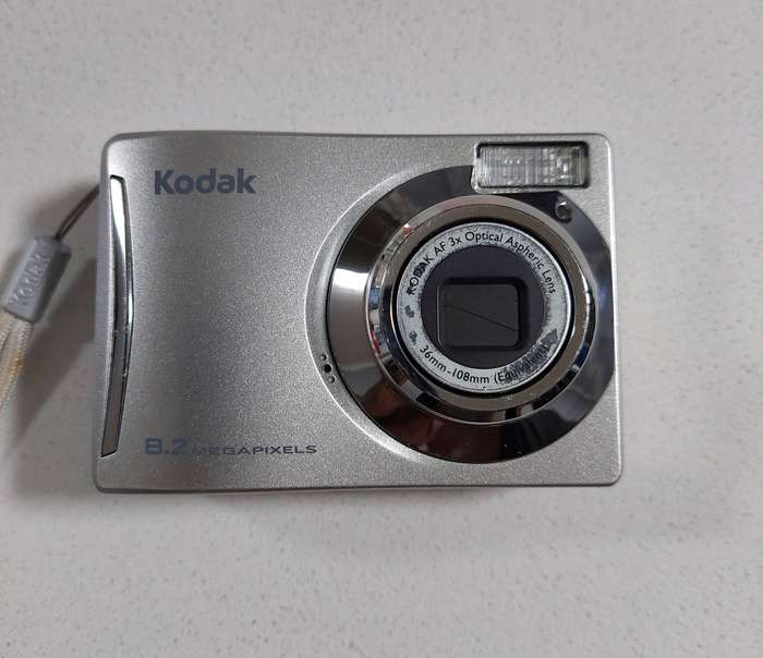 Kodak Easyshare digital camera  C140 (8.2 m/pixel, 3 x optical zoom, video recording)