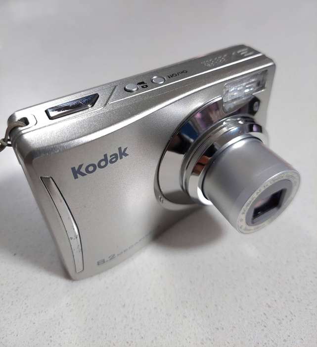 Kodak Easyshare digital camera  C140 (8.2 m/pixel, 3 x optical zoom, video recording)