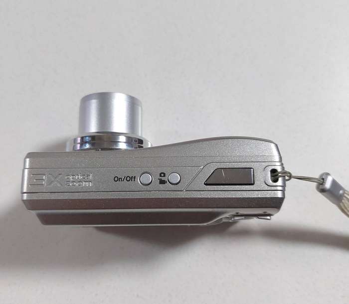 Kodak Easyshare digital camera  C140 (8.2 m/pixel, 3 x optical zoom, video recording)