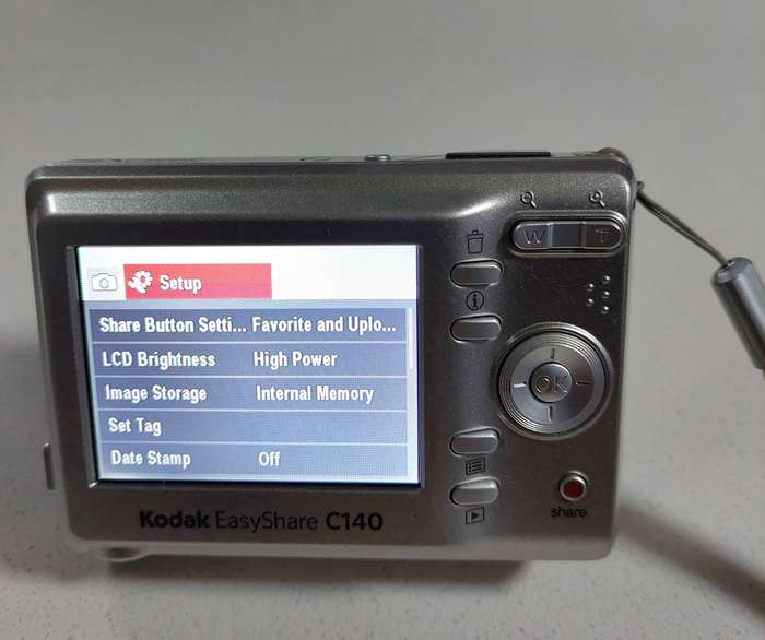 Kodak Easyshare digital camera  C140 (8.2 m/pixel, 3 x optical zoom, video recording)