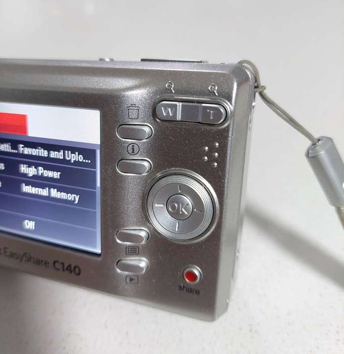 Kodak Easyshare digital camera  C140 (8.2 m/pixel, 3 x optical zoom, video recording)