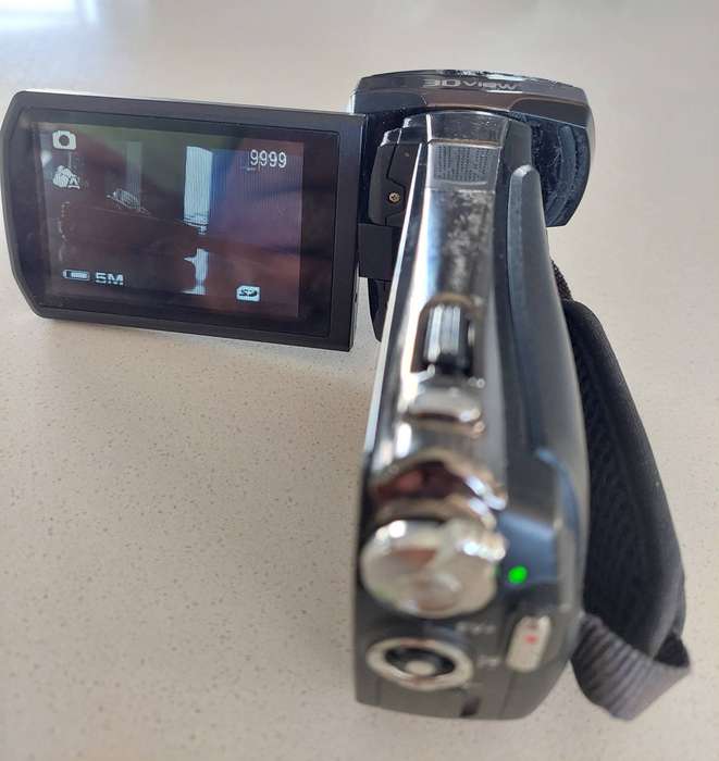 Full HD video recorder (does normal HD video as well as 3D videos)
