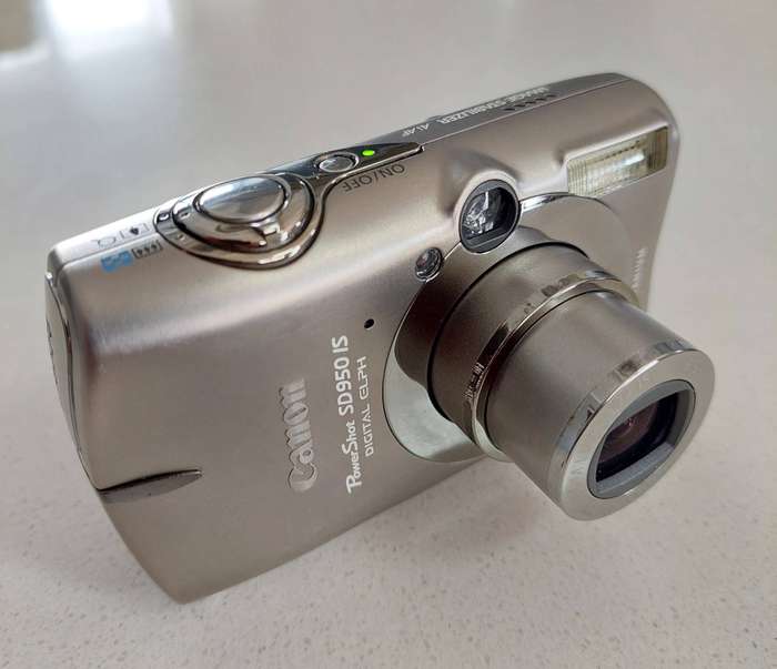 Canon PowerShot digital camera SD950 IS (12.1 m/pixel, 3.7 x optical zoom, video recording)