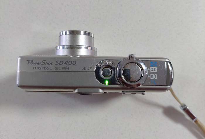 Canon PowerShot digital camera SD400 (5.0 m/pixel, 3 x optical zoom, video recording)