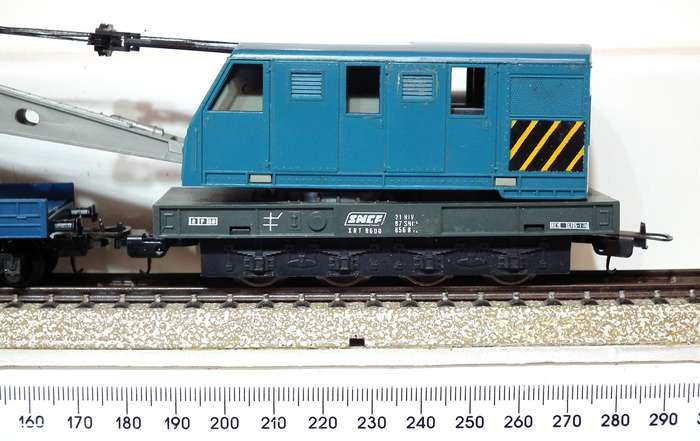 LIMA HO:  Vintage SNCF Recovery Crane and Tender in Good Boxed condition.