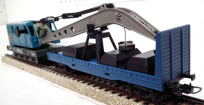 LIMA HO:  Vintage SNCF Recovery Crane and Tender in Good Boxed condition.