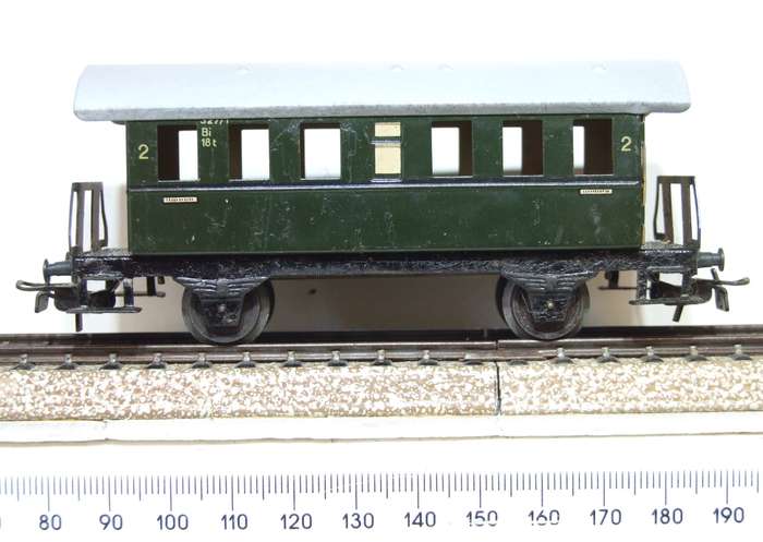 MARKLIN HO: Vintage `DB` 2nd Class Passenger Wagon in Fair un-boxed condition (Germany)