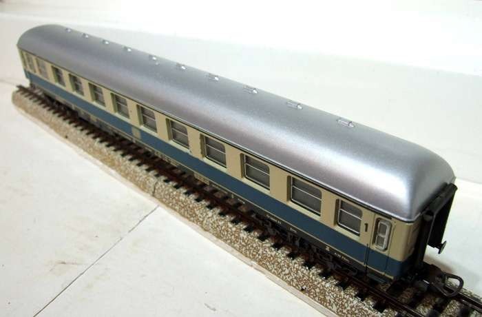 LIMA HO: DB Blue Train Passenger Coach in Fair, Repaired Un-Boxed condition(Italy)