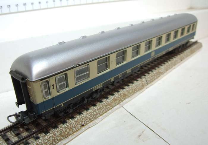 LIMA HO: DB Blue Train Passenger Coach in Fair, Repaired Un-Boxed condition(Italy)