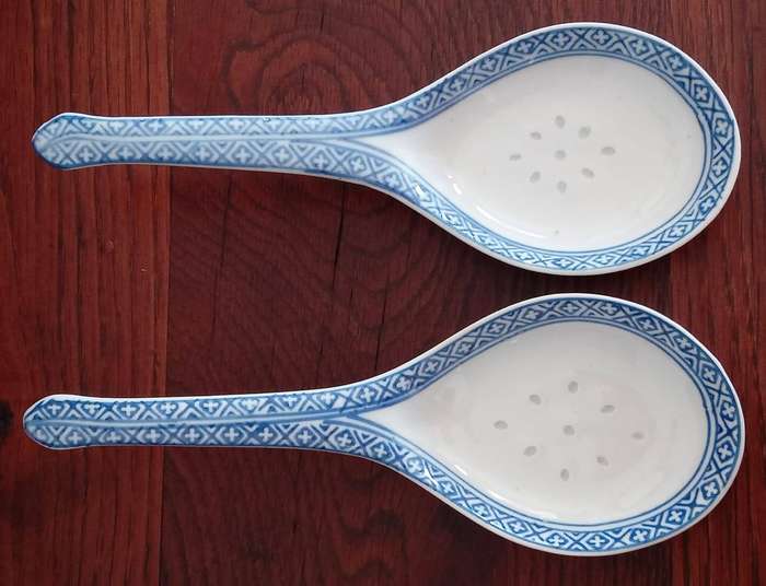 Chinese dinner service Jandgezhen porcelain Blue and White rice grain and Canton Blue Willow pattern