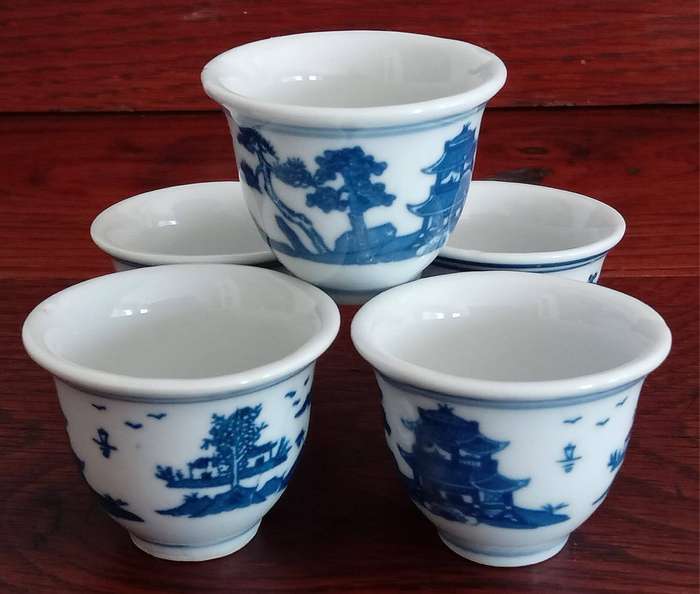 Chinese dinner service Jandgezhen porcelain Blue and White rice grain and Canton Blue Willow pattern