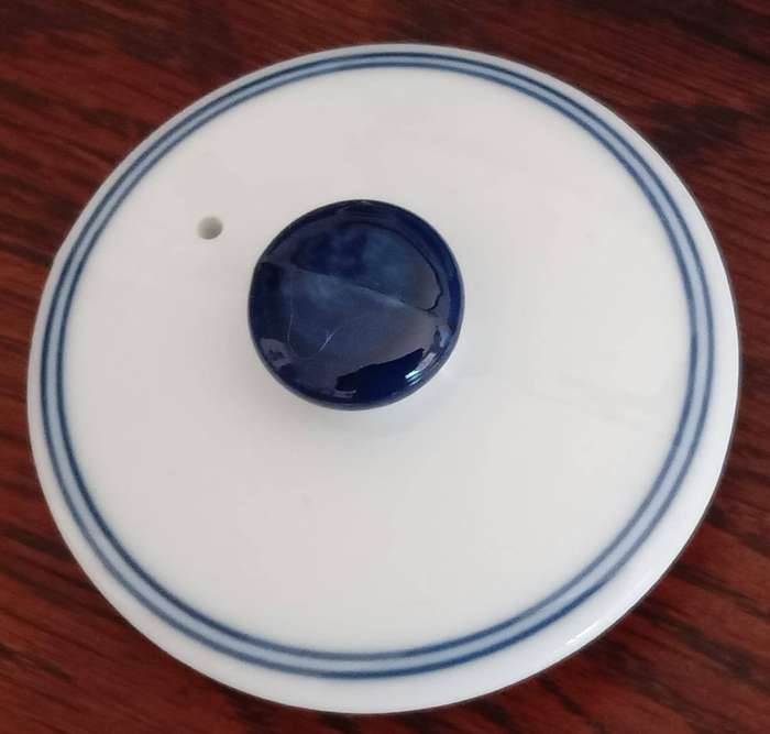 Blue and White Chinese teapot depicting 5 claw Dragon chasing the Pearl of Wisdom.