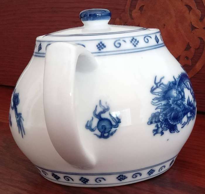 Blue and White Chinese teapot depicting 5 claw Dragon chasing the Pearl of Wisdom.