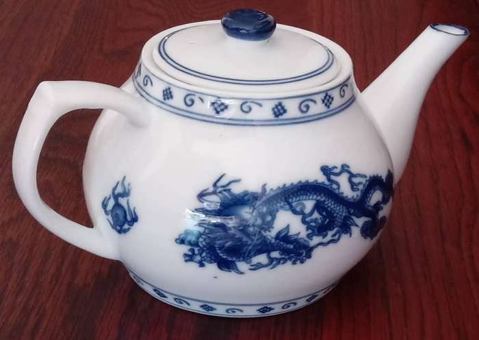 Blue and White Chinese teapot depicting 5 claw Dragon chasing the Pearl of Wisdom.