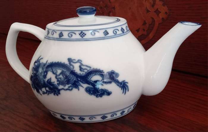 Blue and White Chinese teapot depicting 5 claw Dragon chasing the Pearl of Wisdom.