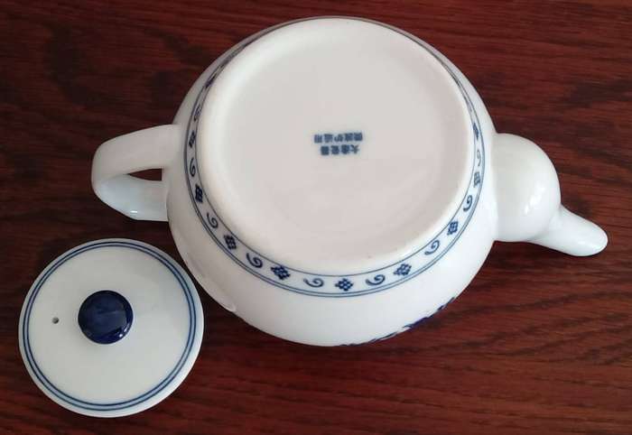 Blue and White Chinese teapot depicting 5 claw Dragon chasing the Pearl of Wisdom.