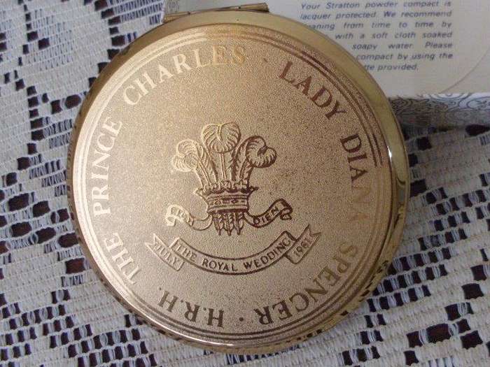 VARIOUS PRETTY CONTAINERS AND POWDER COMPACT